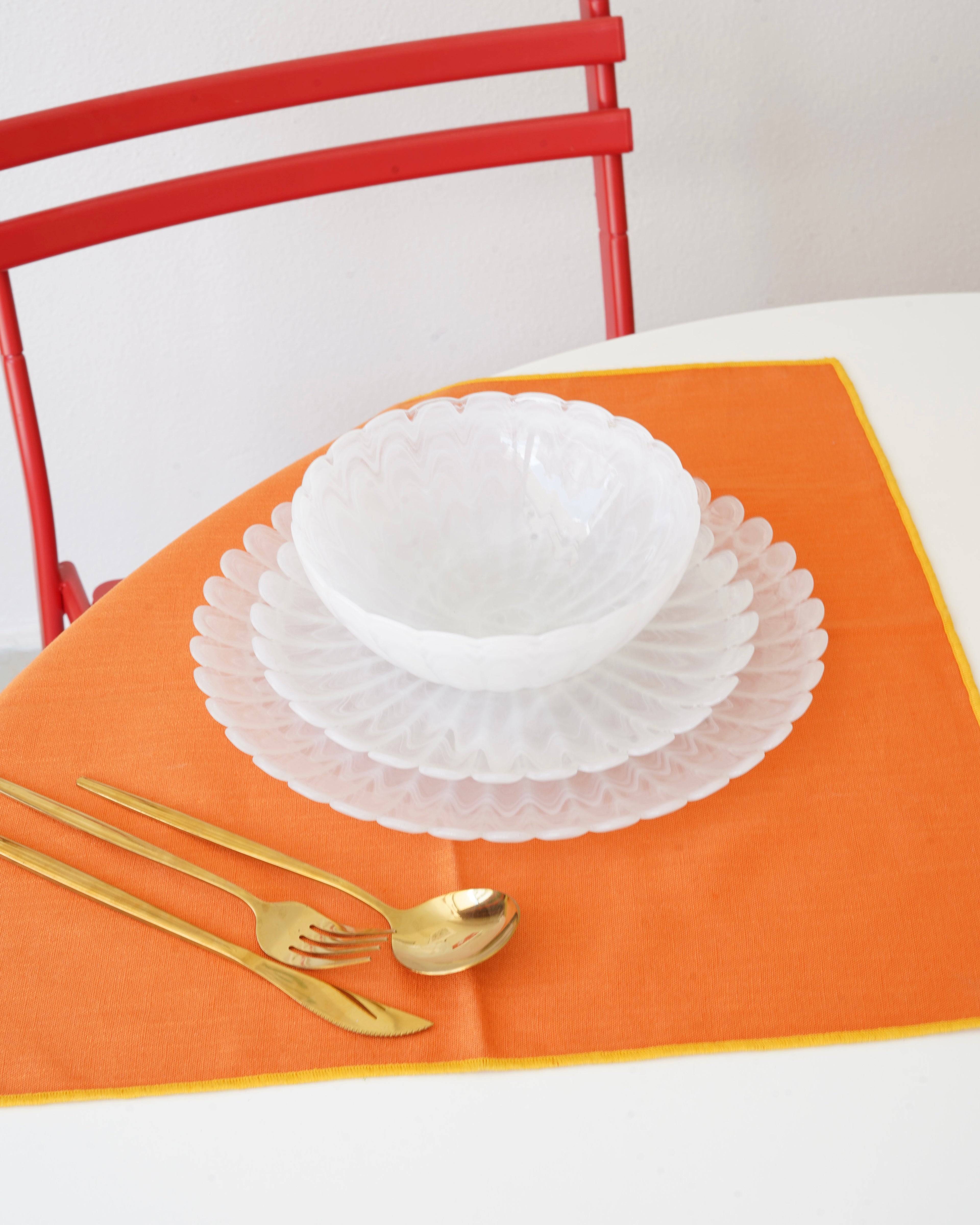 beyaz tırtıklı papatya yemek takımı