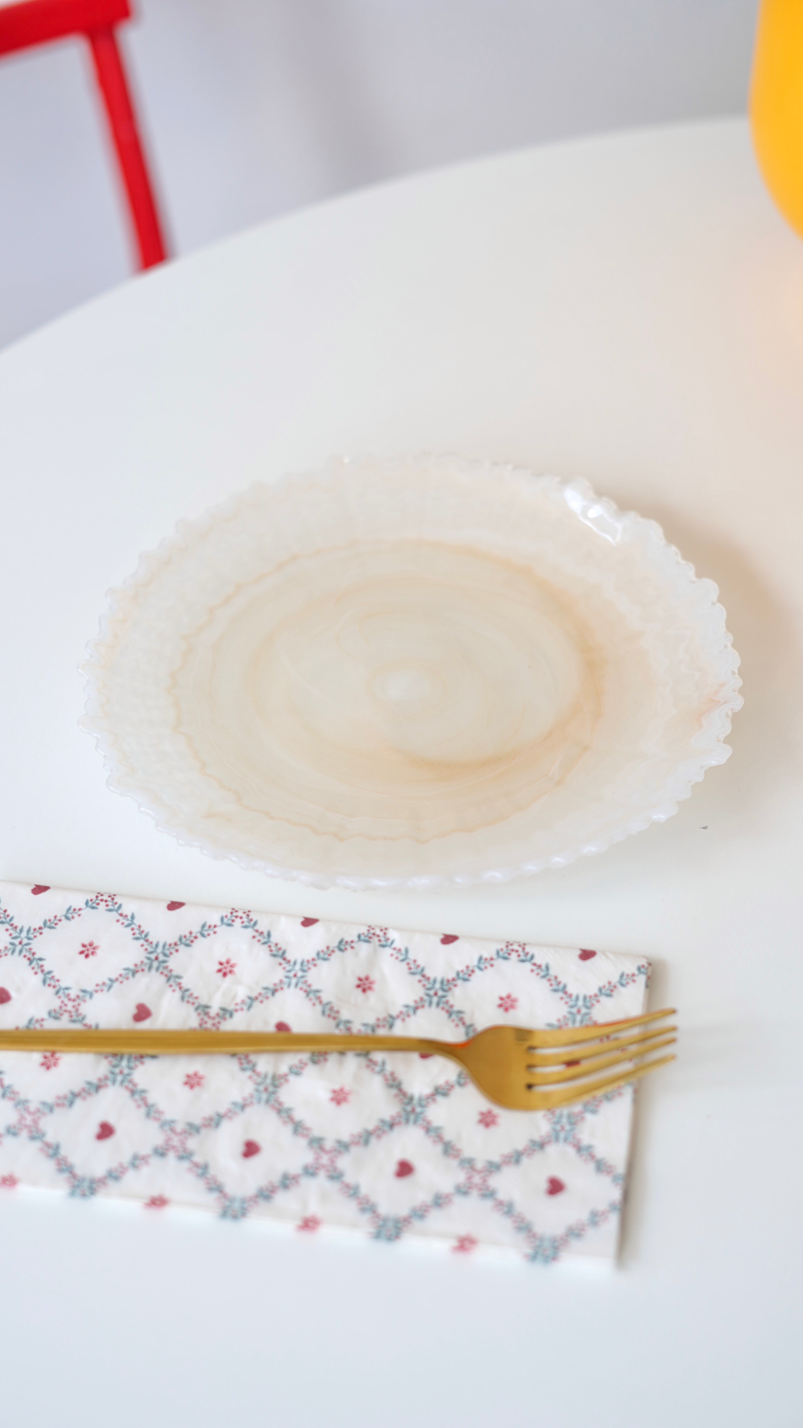 krem rengi kenarı tırtıklı pasta tabağı