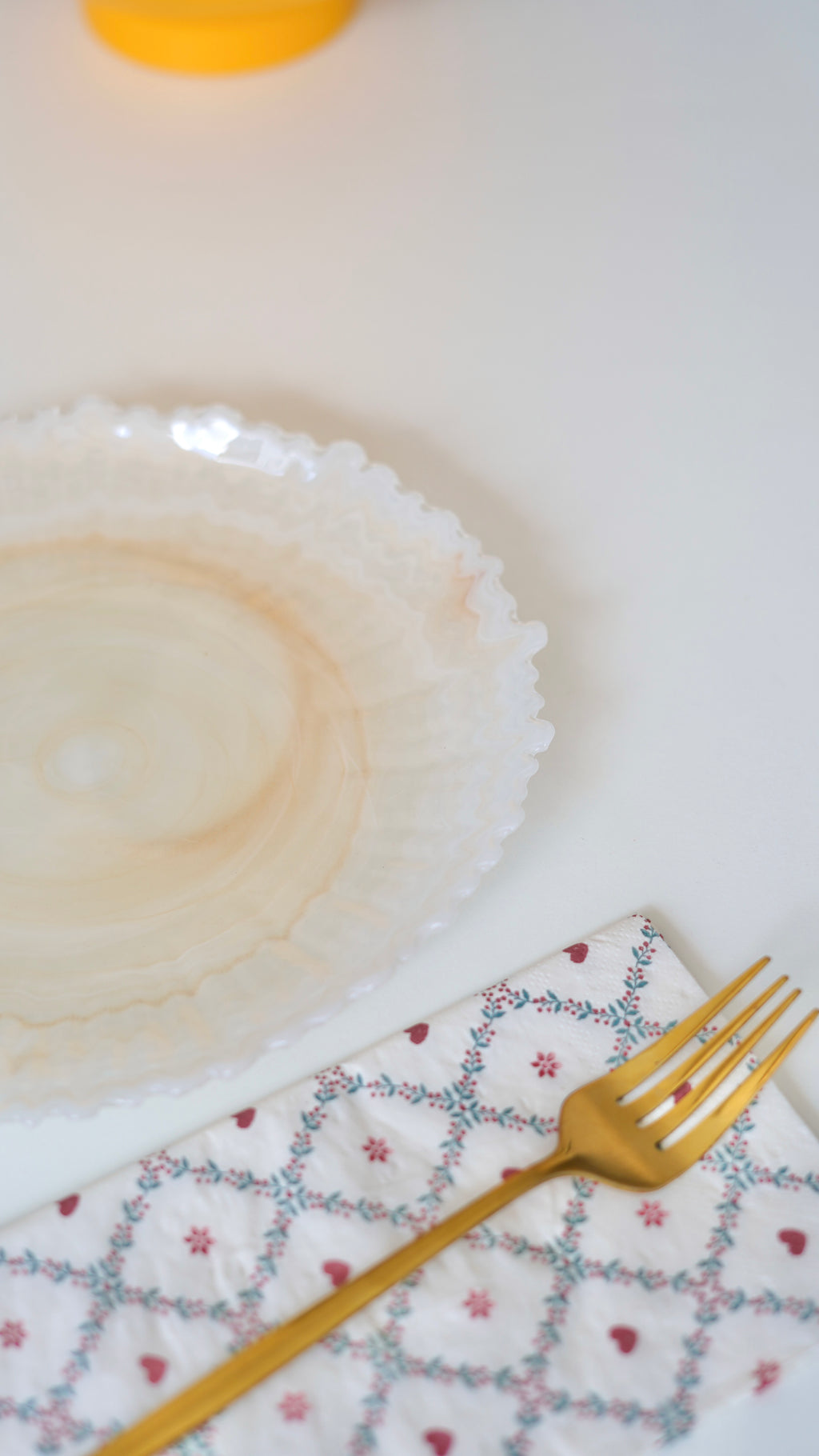 krem rengi kenarı tırtıklı pasta tabağı