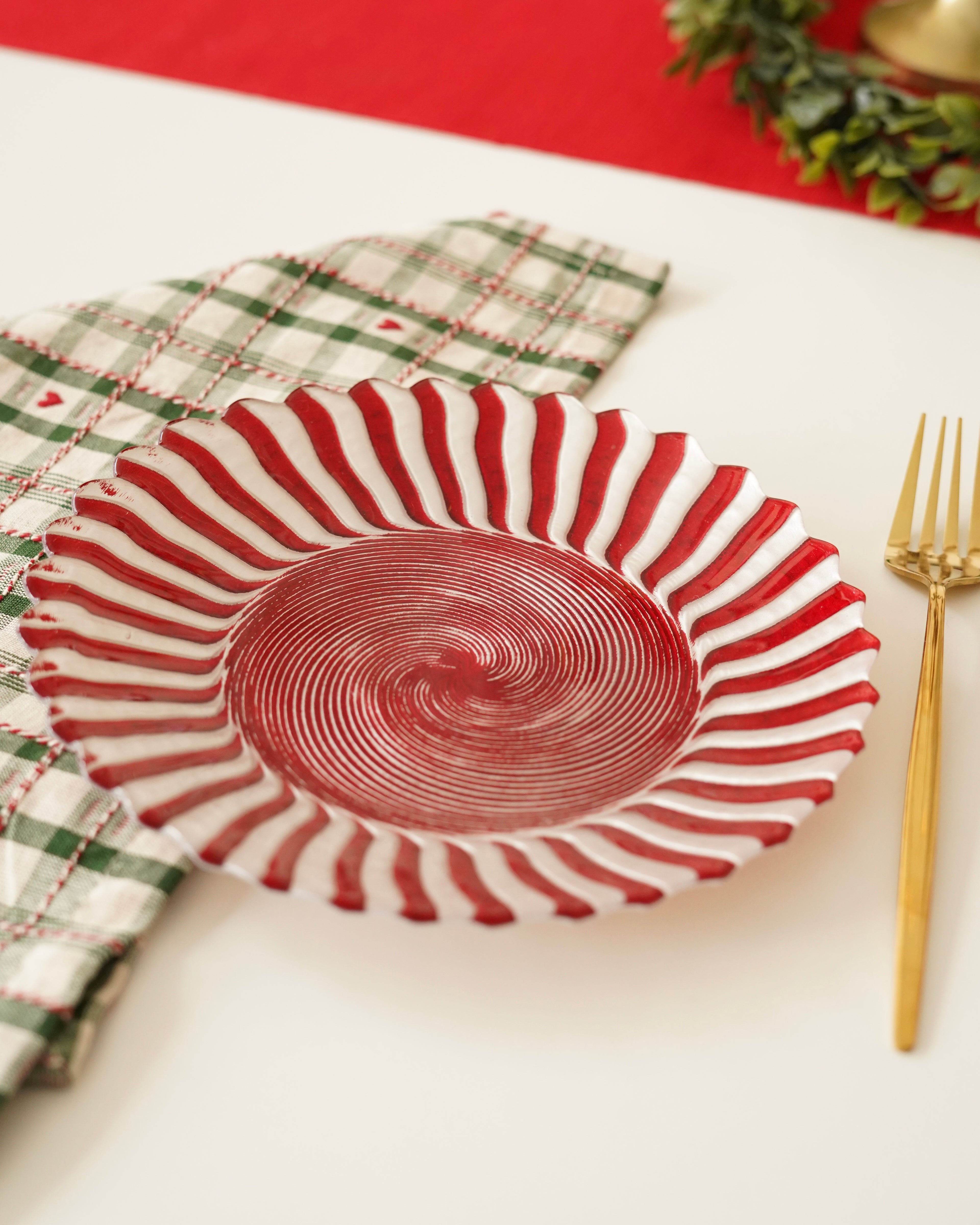 Kırmızı beyaz pasta tabağı 6 adet