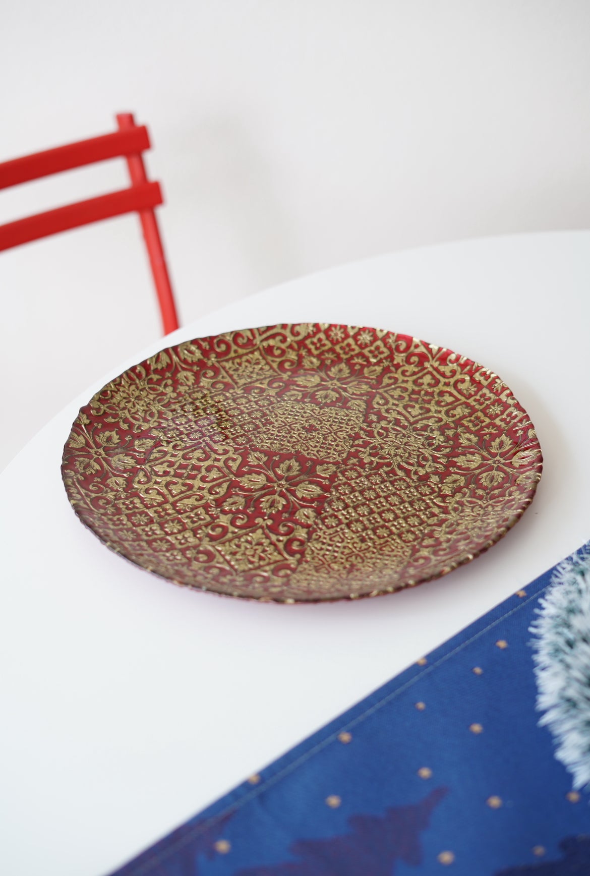 kırmızı sunum tabağı