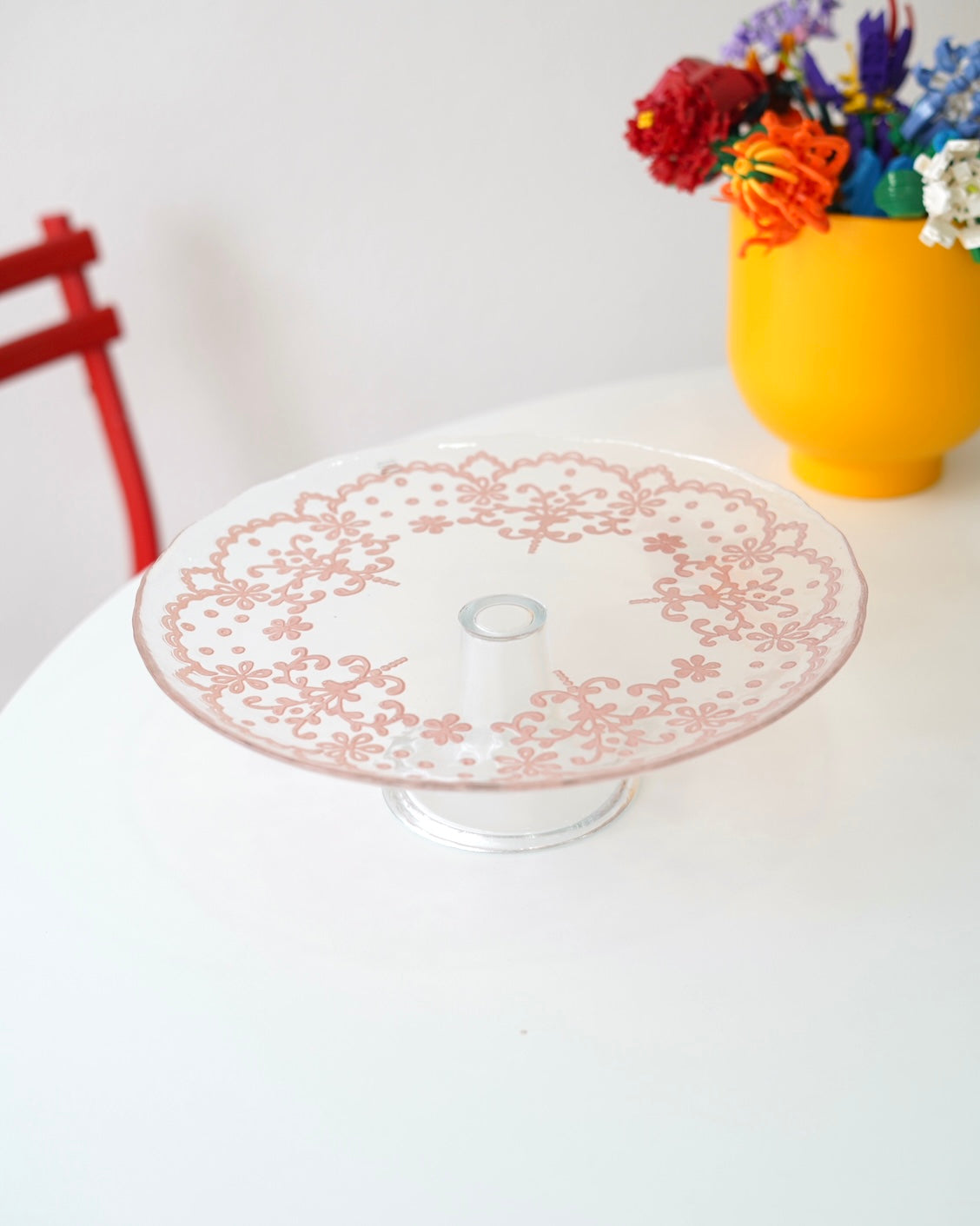 pembe desenli ayaklı sunumluk