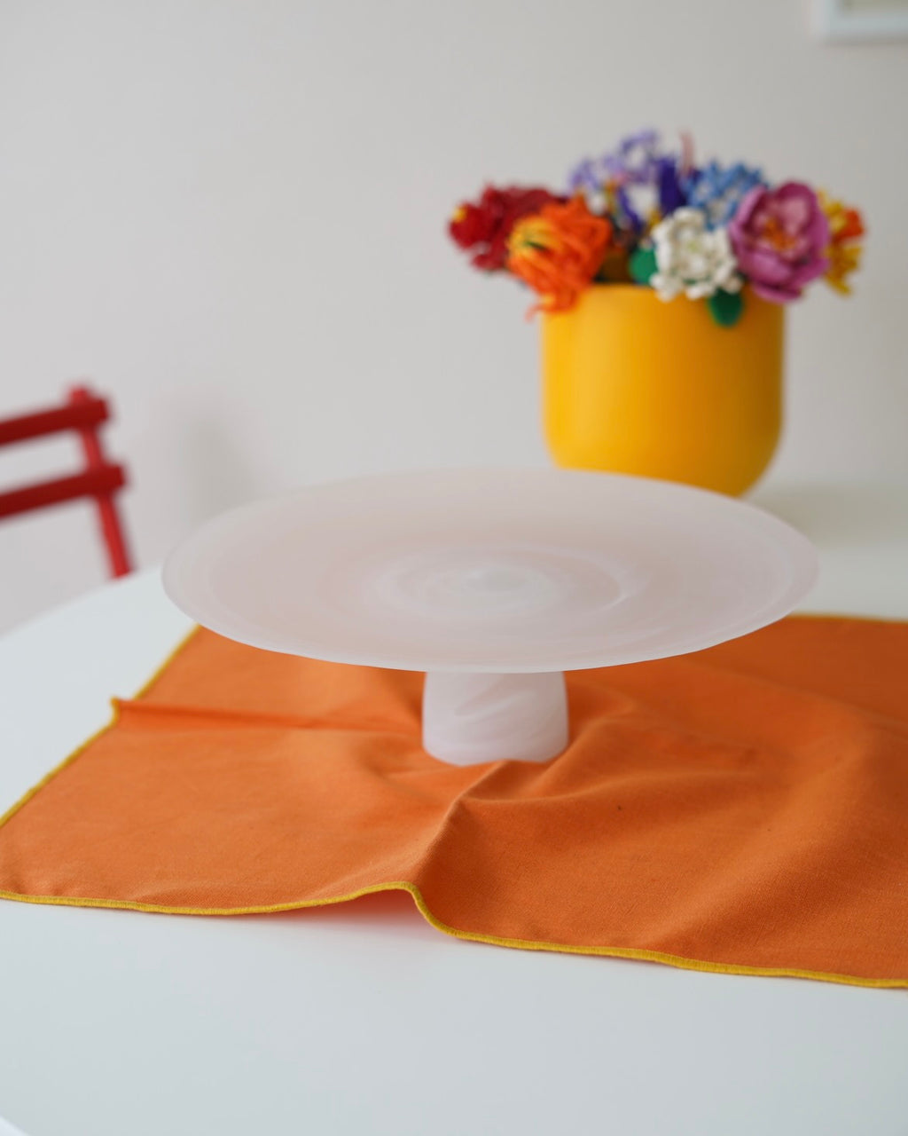 beyaz alabastır ayaklı sunumluk