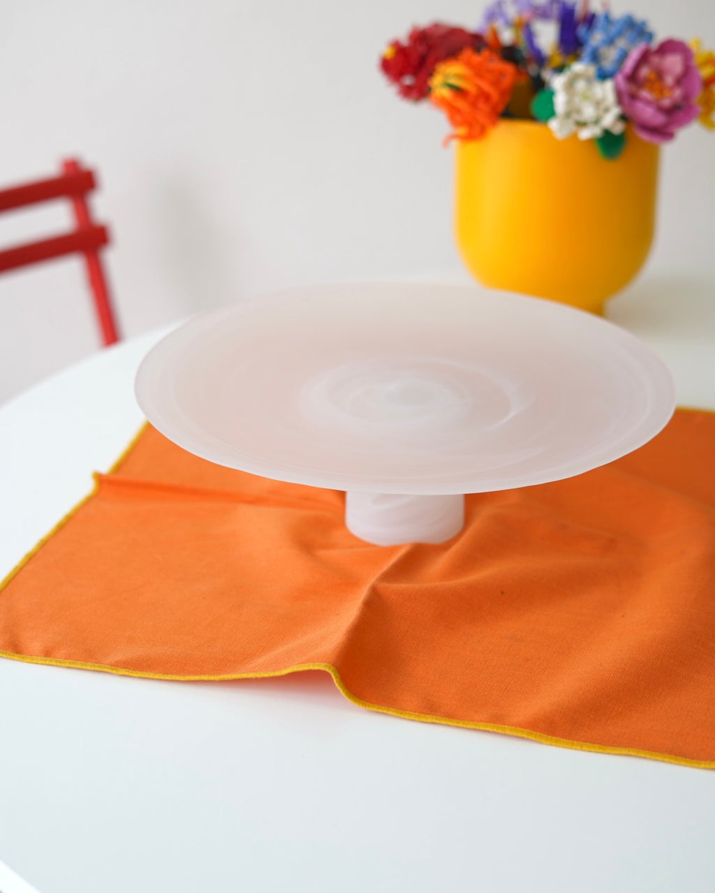 beyaz alabastır ayaklı sunumluk