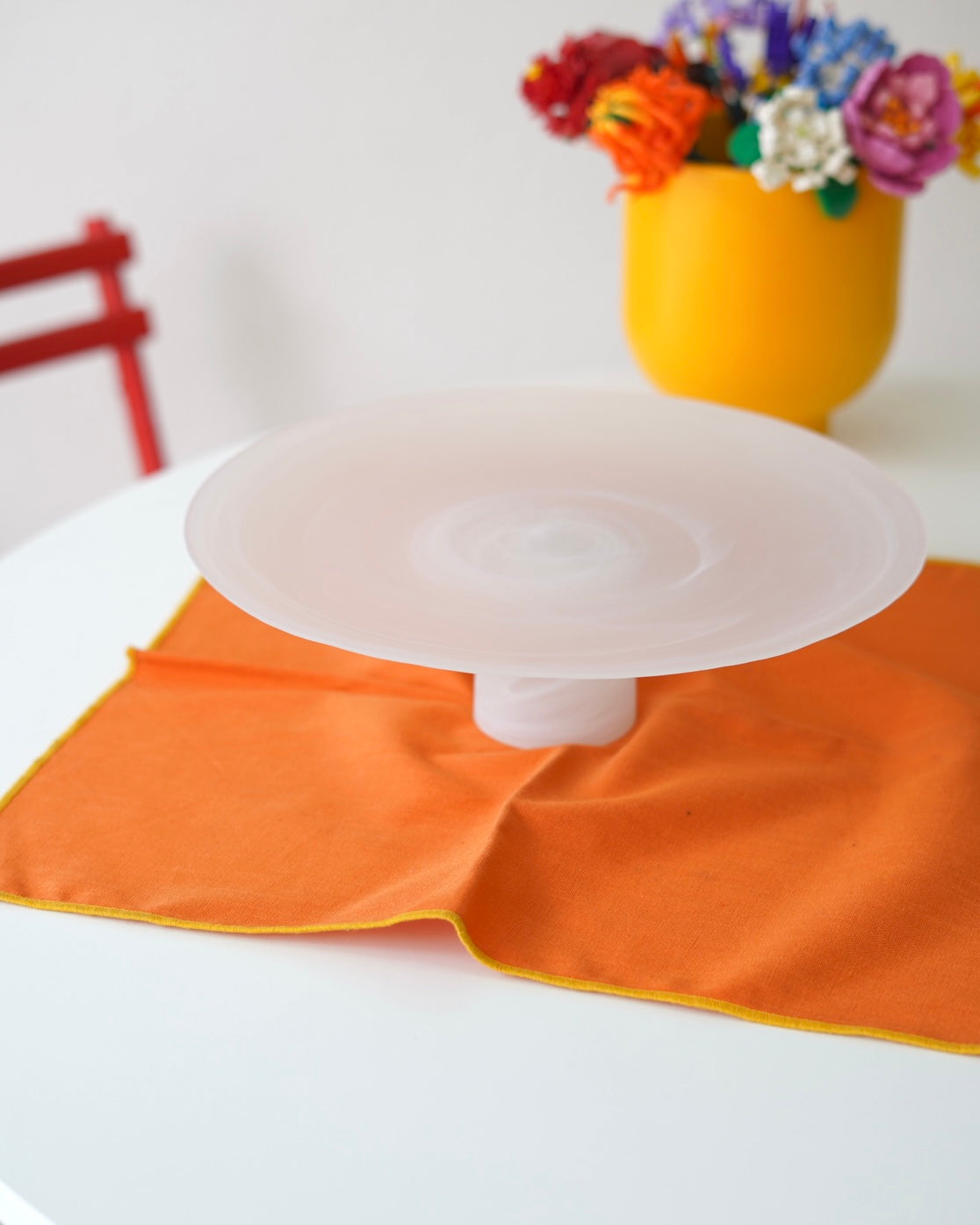 beyaz alabastır ayaklı sunumluk